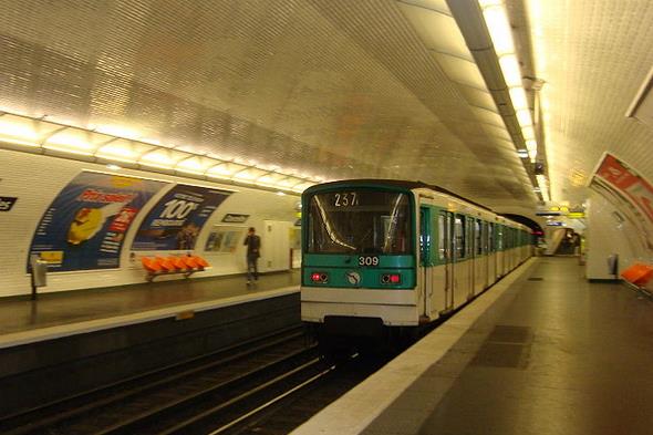 Métro Courcelles